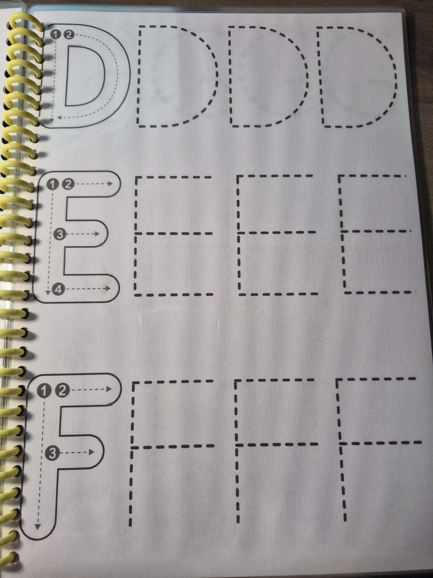 Livret d'activité Retrace les traits L'alphabet