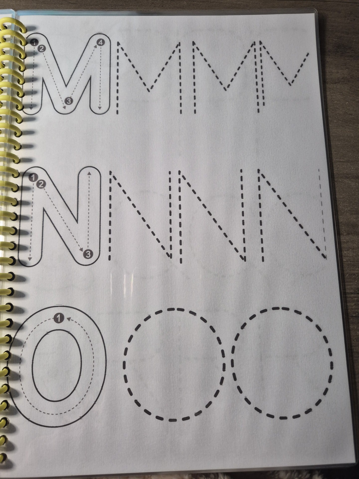 Livret d'activité Retrace les traits L'alphabet